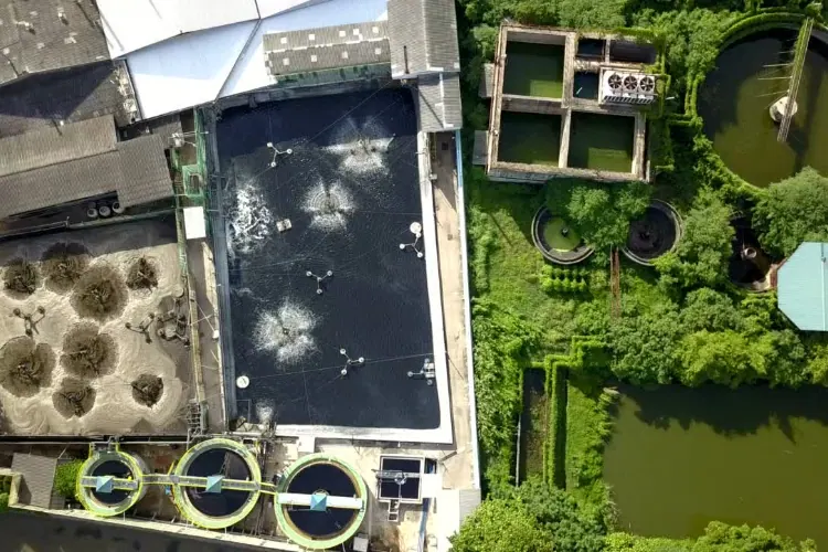 Vista aérea de balsas y depósitos de una planta de tratamiento