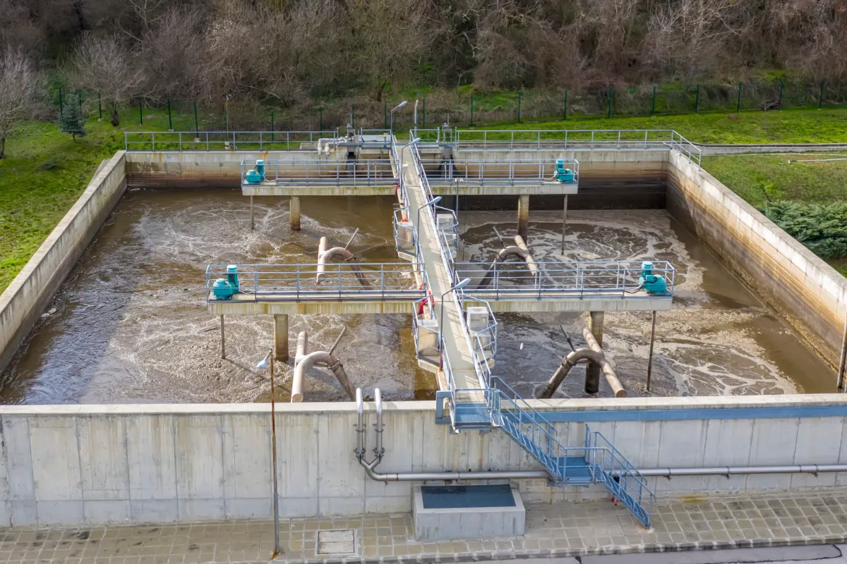 Balsa de tratamiento de aguas residuales con pasarela y agitadores