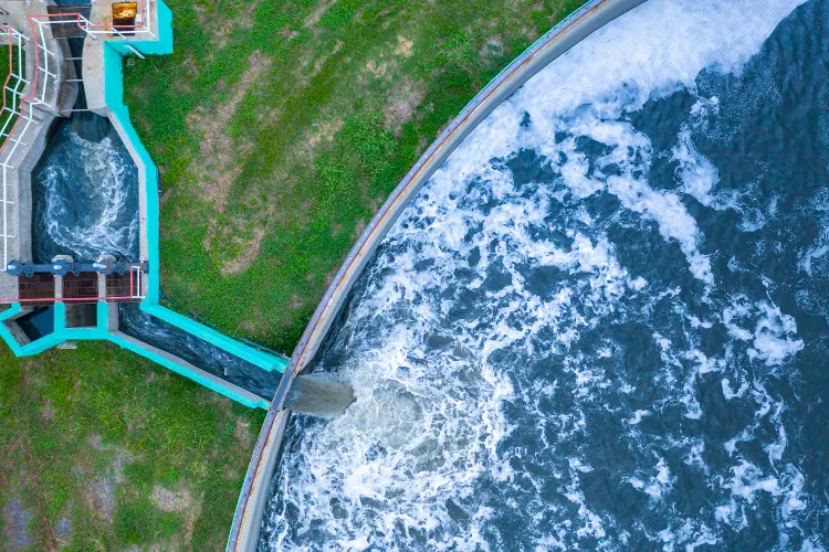 Planta de tratamiento de agua junto a un río