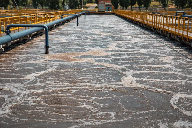 Canales de aireación con agua residual en una depuradora